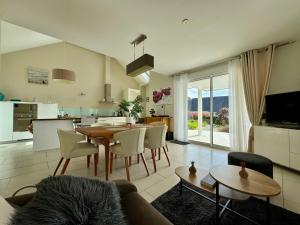 La Maison des Agapanthes - accès PMR - à 20 mn des Plages