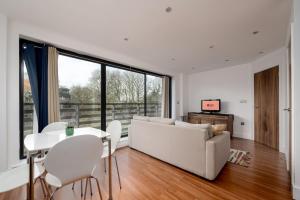 GuestReady - Modern home with balcony in London