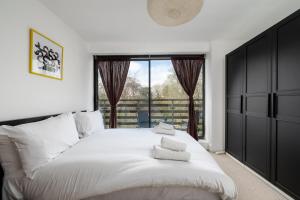 GuestReady - Modern home with balcony in London