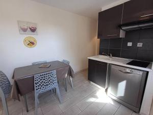 Appartements T2 2 etoiles, parking prive, proche Thermes et etang, clim, Wi-Fi, animaux acceptes - FR-1-571-15 : photos des chambres