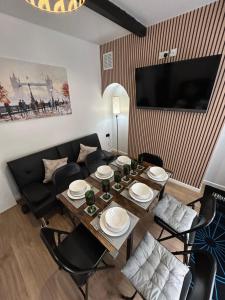 Gravelly House 6-Bedrooms Large House B23 M6-J6 Parking for 3-Vans 3-Showers 4-WCs Airport NEC Contractors HS2 Teams Best-in-Class