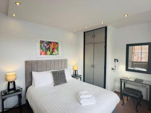 Two-Bedroom Apartment room in Charlotte House