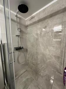 Kypseli Contemporary Comfort for 6