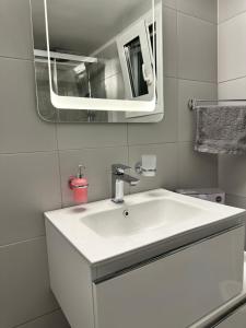 Kypseli Contemporary Comfort for 6