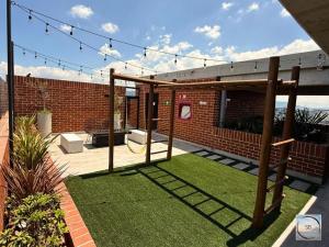 Central Location, Secure & Vibrant Night Life!