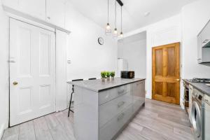 Cheerful 2 Bedroom Homely Apartment, Sleeps 4 Guest Comfy, 2x Double Beds, Parking, Free WiFi, Suitable For Business, Leisure Guest, Paisley, Near Glasgow Airport, Near Glasgow City Centre