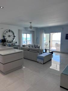 Luxurious 3 bedroom apartment beachfront