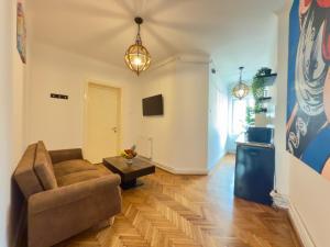 Lovely Bath & Balcony Victory Square 2 Room Apartment