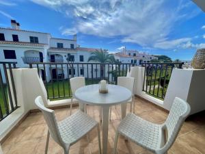 Oasis Calan Porter con piscinas y junto la playa