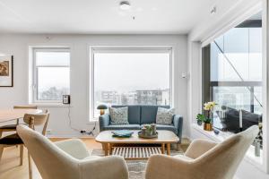 Modern Escape I Great Location I Balcony View