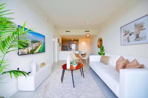 Beautiful and Stylish Condo Close The Doral Park