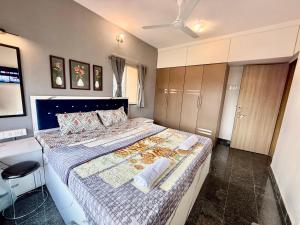 Lovely 3BHK Serviced Apt near ISKCON Temple, Juhu Mumbai