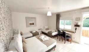 Hotels Logis Hotel La Rosiere----Situe entre BAYEUX et ARROMANCHES : photos des chambres