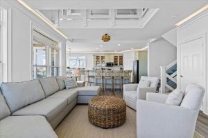 Ocean Views I Sleeps 12 I Walk to Beach I Pool