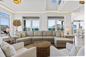 Ocean Views I Sleeps 12 I Walk to Beach I Pool