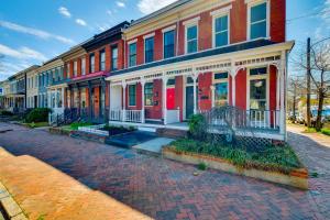 1 Mi to Dtwn: Hot Tub Haven in Richmond!