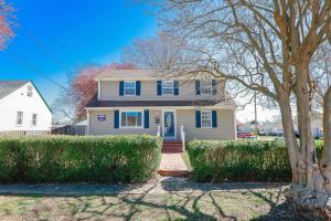 Sojourn Spacious Family Retreat with Fenced Backyard