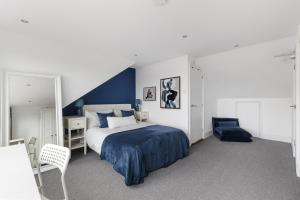 Modern 3BR in Central London, Huge Terrace & Sleeps 10
