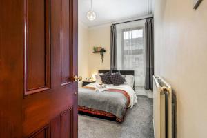 Cheerful 1 Bedroom Homely Apartment, Sleeps 4 Guest Comfy, 1 x Double Bed, 1 x Sofa Bed, Parking, Free WiFi, Suitable For Business, Leisure Guest,Glasgow, Glasgow West End, Near City Centre, Perfect for Common Wealth Games 2026