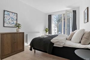 Superb First-Floor Mid Town Apartment