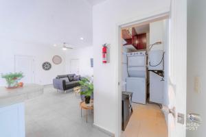 Ideal Group Getaway 4 blocks to the Beach & Pool