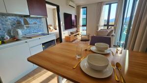 Stylish Apartment with Workspace 10 Minutes from the Beach for min 30 Day Stays