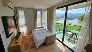 Stylish Apartment with Workspace 10 Minutes from the Beach for min 30 Day Stays