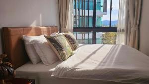 Stylish Apartment with Workspace 10 Minutes from the Beach for min 30 Day Stays