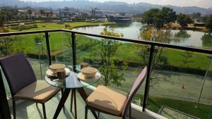 Stylish Apartment with Workspace 10 Minutes from the Beach for min 30 Day Stays