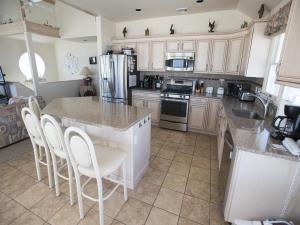 Ocean Front, Wi-Fi, Atlantic Views, 10 Beach Badges And Chairs, Outdoor Shower, Jacuzzi-Jet Tub, Decks Ping Pong Table, Private Yard,ship Bottom,