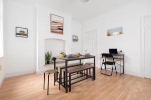 3-Bed Retreat with Free Parking and Long Stay Deals