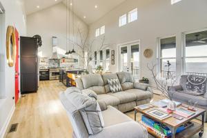 Dale Hollow Lake Views and Hot Tub Tennessee Escape