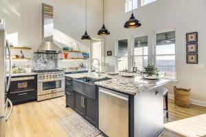 Dale Hollow Lake Views and Hot Tub Tennessee Escape