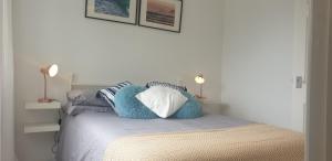 Freshwater East Beach Chalet- gentle walk to the beach