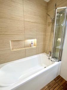 Hotels Domaine La Tuilerie Renove et Confortable proche de Aeroport CDG : Chambre Double Deluxe avec Baignoire