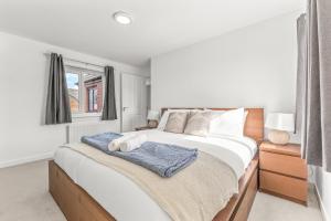 Large Family House with free parking - 3 bedrooms 6 beds