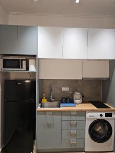 Elegant City Retreat Walk to Landmarks & Metro - Apartmány, Atény