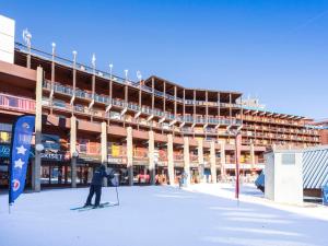 Studio ski aux pieds avec balcon et kitchenette, 4 pers - FR-1-346-467