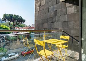 Stylish Urban Retreat with Balcony and Coworking Space