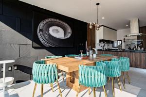 Stylish Urban Retreat with Balcony and Coworking Space