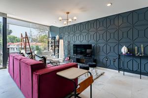 Bright, Stylish Retreat w Private Balcony & WiFi