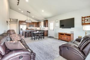 Family-Friendly Apt with Lake Views in Ponca City!