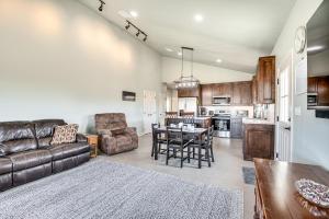 Family-Friendly Apt with Lake Views in Ponca City!