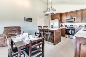 Family-Friendly Apt with Lake Views in Ponca City!