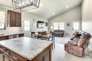 Family-Friendly Apt with Lake Views in Ponca City!