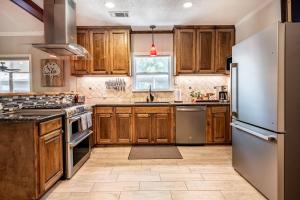 Ol Sarge Retreat Outdoor Amenities Cozy Charm