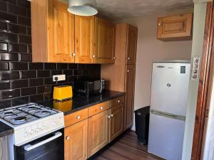 The Vales - Stylish 1-Bed with Free Parking 1-Min Walk to C2C Station