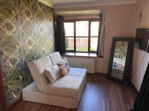 The Vales - Stylish 1-Bed with Free Parking 1-Min Walk to C2C Station