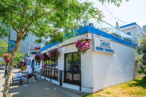 2 Bedroom with Lake and Mtn Views