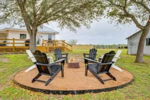 Furnished Deck and Views Rural Schulenburg Retreat - Weimar